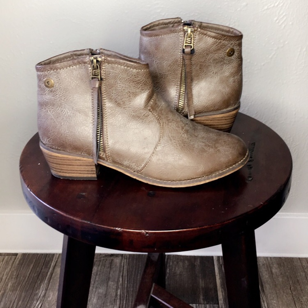 🧡🧡 Booties size 9